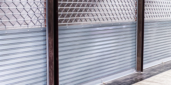 Reformas Integrales de Tiendas y Locales  Comerciales en Terrassa · Instalación de  Ventanas y Persianas Comerciales